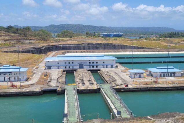 Exclusa de Agua Clara mostrada desde otra perspectiva.