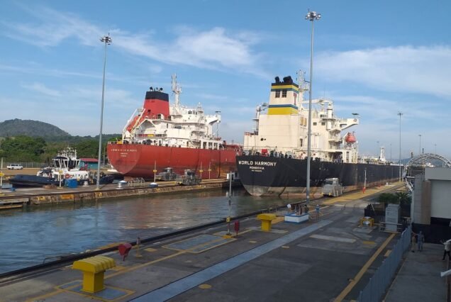 Paso de botes por el canal de Panamá.